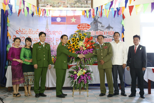 Học viện CSND chúc mừng sinh viên Lào nhân dịp Quốc khánh